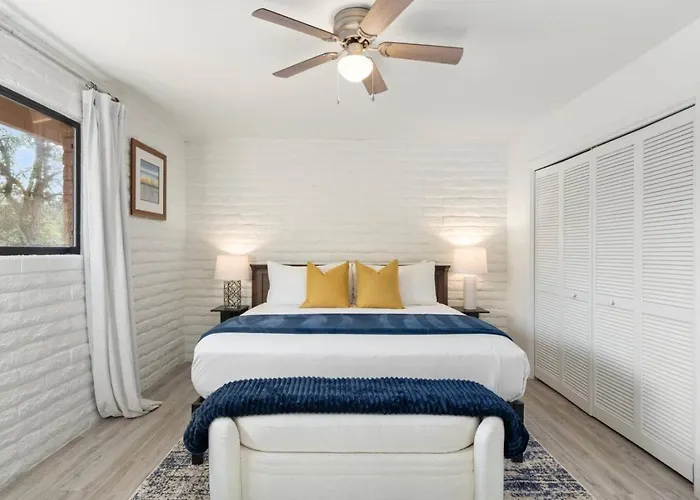 Holiday home Centrally Located With Pool, Hot Tub, & Firepit