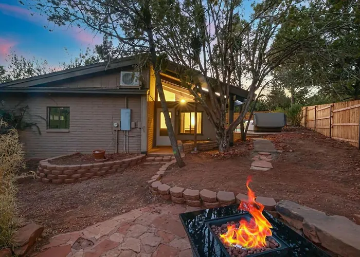 Centrally Located With Pool, Hot Tub, & Firepit Holiday home *