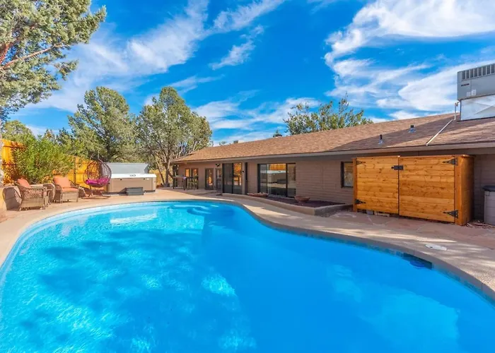 Centrally Located With Pool, Hot Tub, & Firepit Holiday home *