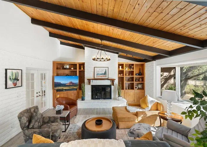 Holiday home Centrally Located With Pool, Hot Tub, & Firepit *