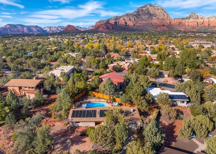 Centrally Located With Pool, Hot Tub, & Firepit *
