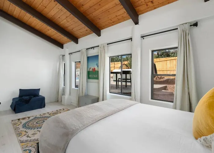 Holiday home Centrally Located With Pool, Hot Tub, & Firepit *