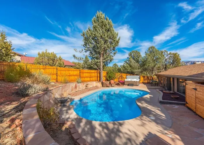 Centrally Located With Pool, Hot Tub, & Firepit Holiday home *