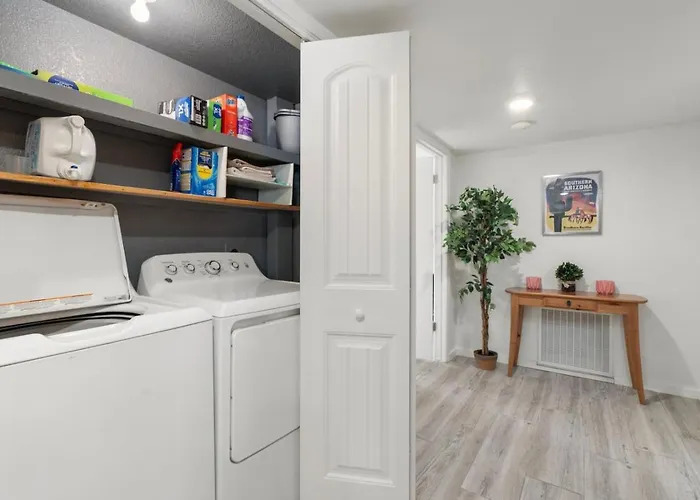 Centrally Located With Pool, Hot Tub, & Firepit Holiday home *