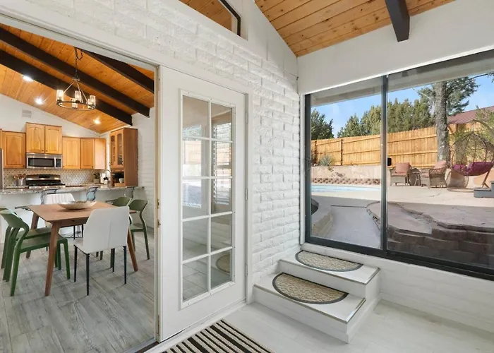 Centrally Located With Pool, Hot Tub, & Firepit *