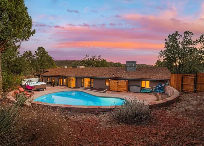 Centrally Located With Pool, Hot Tub, & Firepit Holiday home