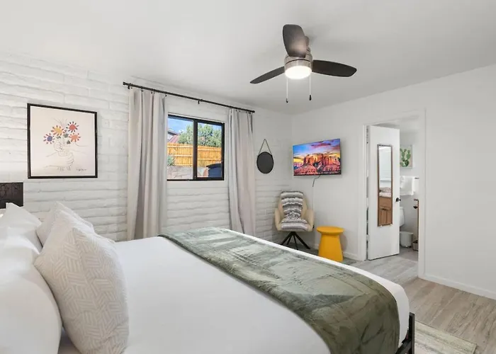 Holiday home Centrally Located With Pool, Hot Tub, & Firepit
