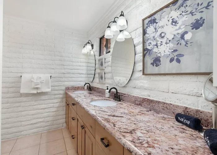 Holiday home Centrally Located With Pool, Hot Tub, & Firepit