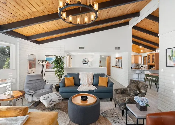 Holiday home Centrally Located With Pool, Hot Tub, & Firepit *