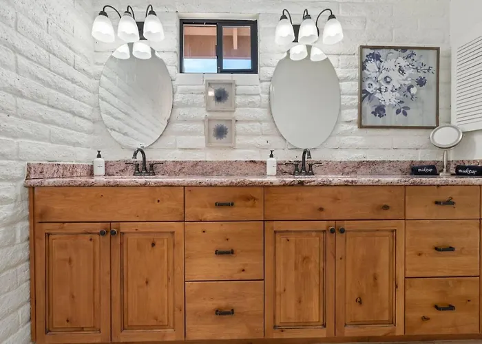 Centrally Located With Pool, Hot Tub, & Firepit Holiday home Sedona