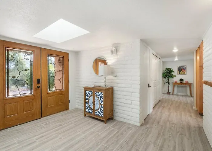 Holiday home Centrally Located With Pool, Hot Tub, & Firepit