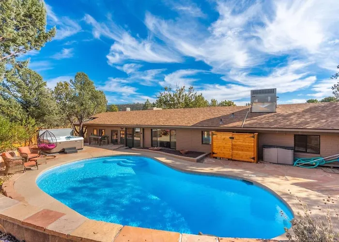 Centrally Located With Pool, Hot Tub, & Firepit Holiday home