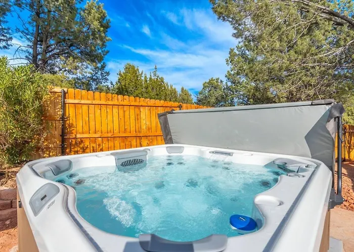 Centrally Located With Pool, Hot Tub, & Firepit Holiday home *