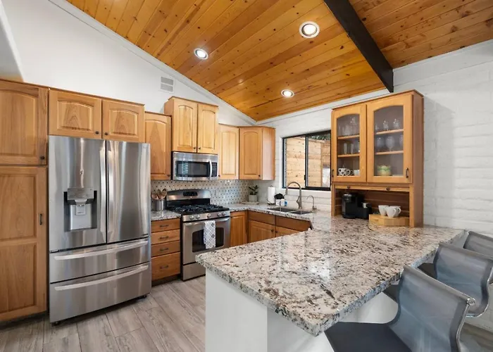 Centrally Located With Pool, Hot Tub, & Firepit Holiday home