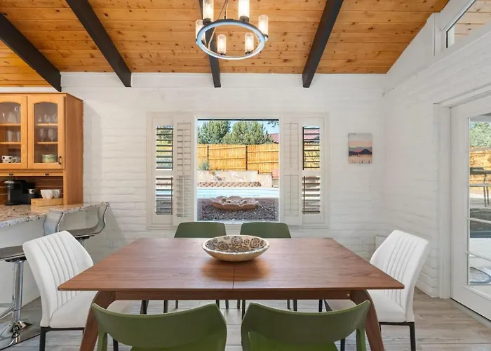 Holiday home Centrally Located With Pool, Hot Tub, & Firepit *
